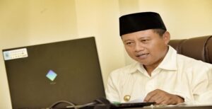 Wakil Gubernur Jawa Barat Uu Ruzhanul Ulum menghadiri acara kick off General Meeting Forum Pelajar Sadar Hukum dan Hak Asasi Manusia Provinsi Jawa Barat secara Virtual, diikuti dari Gedung Islamic Center Kabupaten Tasikmalaya, Kamis (26/1/2023). Pada momen itu, Wagub Uu Ruzhanul mengungkap bahwa tahun politik dengan berbagai dinamikanya tak lama lagi akan dihadapi setiap orang termasuk pelajar. Dengan demikian pelajar harus punya wawasan politik. Pelajar tidak boleh alergi dengan politik, justru harus mengambil peran sesuai dengan porsinya. Dengan wawasan politik, maka pelajar diharapkan tidak terjerumus dan salah melangkah dalam praktik- praktik politik yang menyimpang. Ia menambahkan, partisipasi pelajar sebagai kelompok pemilih pemula juga merupakan bentuk kesadaran pelajar terhadap hukum dan HAM.