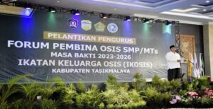 Wakil Gubernur Jawa Barat Uu Ruzhanul Ulum menghadiri acara Pelantikan Pengurus Forum Pembina OSIS SMP/MTs Masa Bakti 2023-2026, Ikatan Keluarga OSIS Kabupaten Tasikmalaya di Gedung Islamic Center, Kabupaten Tasikmalaya, Kamis (26/1/2023). Dalam amanatnya, Wagub Uu Ruzhanul mengatakan, pihaknya mendukung Forum Pembina OSIS (Organisasi Siswa Intrasekolah) di tingkat kabupaten/kota di Jabar. Menurutnya, jejaring ini sangat bermanfaat untuk pengembangan potensi generasi muda yang saat ini berstatus siswa. Dengan dikukuhkannya kepengurusan baru, ia berharap Forum Pembina OSIS di tingkat kabupaten/kota, khususnya di Kabupaten Tasikmalaya dapat berjalan seirama mewujudkan visi pembangunan Jawa Barat Juara Lahir Batin.