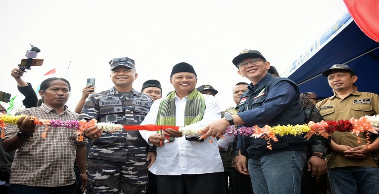 Wakil Gubernur Jawa Barat Uu Ruzhanul Ulum menuturkan, Kabupaten Bekasi memiliki potensi di sektor perikanan. Aktivitas dan hasil tangkap para nelayan dapat menggerakkan perekonomian, khususnya di sektor kuliner. “Ini anugerah, banyak pesisirnya sehingga banyak potensi perikanan yang dimanfaatkan oleh insan-insan di sekitar laut,” kata Pak Uu --sapaan Uu Ruzhanul-- saat menghadiri Tasyakuran Nelayan 6 Muara Pangkalan Pendaratan Ikan Pal Jaya (PPI Pal Jaya) di Kecamatan Tarimajaya, Kabupaten Bekasi, Ahad (29/1/2023). Pak Uu juga mengapresiasi para nelayan sebagai pahlawan dalam memenuhi ketersediaan ikan yang merupakan makanan kaya protein dan gizi bagi masyarakat di Jabar, terutama Kabupaten Bekasi.