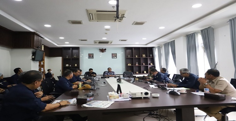 Komisi A DPRD Kota Bandung melakukan silaturahmi dan audiensi dengan Persatuan Wartawan Indonesia (PWI) Kota Bandung, di Gedung DPRD Kota Bandung, Kamis (2/2/2023). Dalam kesempatan tersebut, hadir Ketua Komisi A DPRD Kota Bandung H. Rizal Khairul, S.IP., M.Si., Sekretaris Komisi A DPRD Kota Bandung Erick Darmadjaya, B.Sc., M.K.P., Anggota Komisi A DPRD Kota Bandung H. Agus Andi Setyawan, S.Pd.I., dan Drs. H. Edi Haryadi, M.Si. Ketua Komisi A DPRD Kota Bandung, H. Rizal Khairul, SIP., M.Si. mengatakan bahwa media massa dan wartawan merupakan mitra Komisi A. Sehingga berharap silaturahmi dan komunikasi menjadi lebih intens ke depannya.