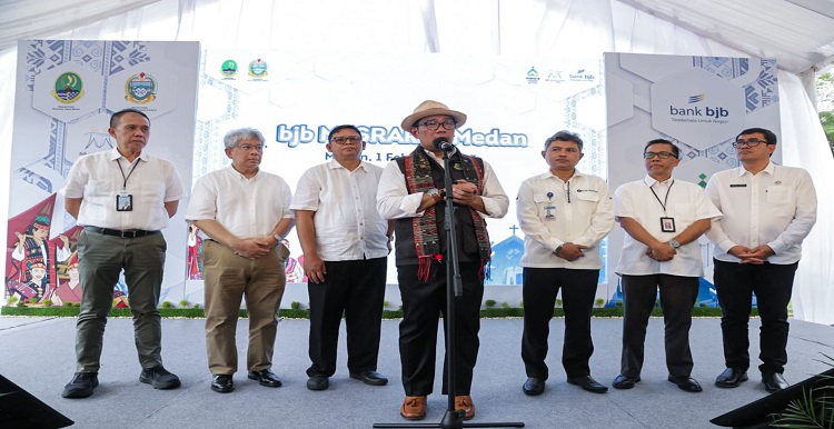 bank bjb bekerja sama dengan Pemerintah Provinsi Jawa Barat (Pemprov Jabar) akan menyalurkan bantuan permodalan bagi para pelaku UMKM di Kota Medan, Sumatera Utara. Hal tersebut dilaksanakan salah satunya melalui program bjb Kredit Mesra (Masyarakat Ekonomi Sejahtera). Sumatera Utara akan menjadi provinsi kelima yang menerima penyaluran bjb Kredit Mesra. Pelaksanaan awalnya dilakukan di Kota Medan, ditandai dengan acara 'bjb Mesrakan Medan' yang digelar di Lapangan Benteng, Kota Medan, Rabu 1 Februari 2023. Turut hadir Komisaris Utama Independen bank bjb Farid Rahman dan Direktur Utama bank bjb Yuddy Renaldi beserta jajaran, Gubernur Jawa Barat Ridwan Kamil dan jajaran Pemerintah Provinsi Jawa Barat, Kepala Bank Indonesia (BI) Perwakilan Medan Doddy Zulverdi, Deputi Direktur Manajemen Strategi, EPK dan Kemitraan Pemerintah Daerah Otoritas Jasa Keuangan (OJK) Wan Nuzul Fachri, serta Perwakilan Pemerintah Provinsi Sumatera Utara dan Pemerintah Kota Medan.