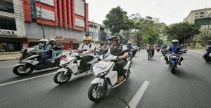 Gubernur Jawa Barat Ridwan Kamil bersama Wali Kota Medan Bobby Nasution mengampanyekan penggunaan energi baru terbarukan. Keduanya konvoi menggunakan sepeda motor listrik mengitari jalanan di Kota Medan, Sumatra Utara bersama sejumlah komunitas otomotif, Rabu (1/2/2023). Ridwan Kamil mengatakan, sebagai Ketua Umum Asosiasi Daerah Penghasil Migas dan Energi Terbarukan (ADPMET), ia memiliki tugas mengampanyekan pemanfaatan energi terbarukan ke wilayah Indonesia. "Saya itu Ketua ADPMET, tugas saya di kota-kota dan provinsi mengampanyekan energi terbarukan kepada masyarakat sebagai komitmen kami," ujarnya.