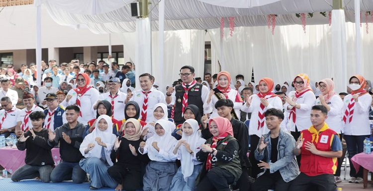 Gubernur Jawa Barat Ridwan Kamil meluncurkan program Sistem Terintegrasi Olah Pengaduan Perundungan (Stopper) Jabar dalam rangkaian Siaran Keliling (Sarling) Jabar di SMA Negeri 2 Kota Banjar, Rabu (22/2/2023). Kang Emil --sapaan Ridwan Kamil-- menuturkan, program tersebut bertujuan untuk meminimalisir aksi perundungan sekaligus memberikan rasa aman kepada peserta didik. "Hari ini anak-anak sekolah di Jabar akan mendapatkan perlindungan terhadap rasa aman, nyaman bersekolah dengan hadirnya Sistem Terintegrasi Olah Pengaduan Perundungan," ucap Kang Emil.