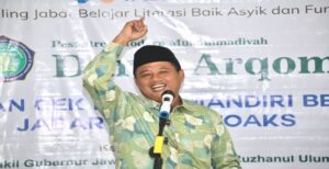 Wakil Gubernur Jawa Barat Uu Ruzhanul Ulum memberikan keynote speach pada Acara Keliling Jabar Belajar Literasi Baik Asyik dan Fun di Pesantren Muhammadiyah Darul Arqam, Kecamatan Sawangan, Kota Depok, Selasa (14/2/2023). Wagub Uu Ruzhanul menyebut, program Keliling Jabar Belajar Literasi Baik Asyik dan Fun (Kejar Tabbayun) menyasar generasi muda, khususnya kalangan santri. Dengan dasar populasi telepon pintar didominasi kalangan muda, maka generasi muda diarahkan agar dapat memanfaatkan kemajuan teknologi digital sebaik-baiknya.