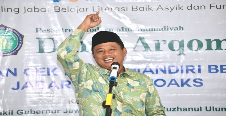 Wakil Gubernur Jawa Barat Uu Ruzhanul Ulum memberikan keynote speach pada Acara Keliling Jabar Belajar Literasi Baik Asyik dan Fun di Pesantren Muhammadiyah Darul Arqam, Kecamatan Sawangan, Kota Depok, Selasa (14/2/2023). Wagub Uu Ruzhanul menyebut, program Keliling Jabar Belajar Literasi Baik Asyik dan Fun (Kejar Tabbayun) menyasar generasi muda, khususnya kalangan santri. Dengan dasar populasi telepon pintar didominasi kalangan muda, maka generasi muda diarahkan agar dapat memanfaatkan kemajuan teknologi digital sebaik-baiknya.