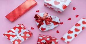 Anda yang merayakan Hari Valentine tentu tahu dengan benar, mencari kado atau hampers valentine tidaklah mudah. Anda perlu tahu apa saja jenis hampers-hampers yang ada lengkap dengan makna yang bisa dicerminkan dari hampers valentine tersebut. Bukan begitu? Jika Anda termasuk ke dalam golongan orang yang bingung di dalam memilih hampers valentine, berikut ini ada beberapa rekomendasi kado valentine selain makanan dan bunga yang bisa Anda pilih. Anda bisa memilihnya berdasarkan kesesuaian hampers tersebut dengan pasangan Anda. Memilih hampers valentine Blibli yang tepat akan membuat pasangan Anda senang dan gembira.