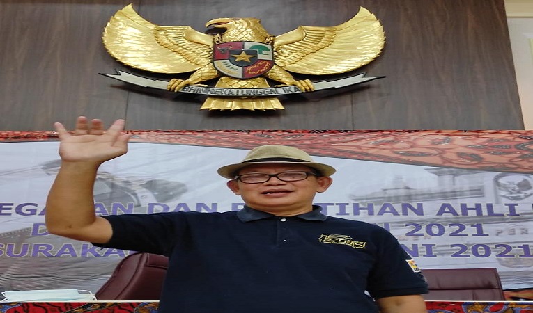 Presiden Republik Indonesia (RI) berencana menerbitkan Peraturan Presiden (Perpres) tentang Keberlanjutan Media. Kini Kementerian Komunikasi dan Informatika (Kemenkominfo) dan Dewan Pers sedang berpacu, adu cepat, mengusulkan draft rencana perpres tersebut. Ada dua usulan draft yang disodorkan ke Presiden. Pertama, usulan dari Kemenkominfo draft R-Perpres tentang Kerja Sama Perusahaan Platform Digital dan Perusahaan Pers untuk Mendukung Jurnalisme Berkualitas, Kedua, usulan Dewan Pers draft R-Perpres tentang Tanggung Jawab Platform Digital untuk Mendukung Jurnalisme Berkualitas. Kedua lembaga negara itu sepertinya tergopoh-gopoh, pengin secepat mungkin, memenuhi saran Presiden Joko Widodo (Jokowi) saat berpidato di puncak peringatan HPN 2023 di Medan, Sumatera Utara, Kamis 9 Februari 2023. “Saran saya bertemu, kemudian dalam satu bulan ini harus selesai mengenai perpres ini. Jangan lebih dari satu bulan,” tegas Presiden Jokowi.