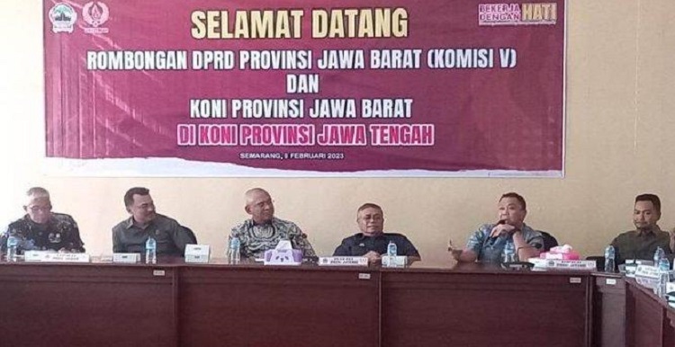 Wakil Ketua DPRD Provinsi Jawa Barat, Achmad Ru’yat, bersama Pimpinan dan Anggota Komisi V DPRD Provinsi Jawa Barat, melakukan kunjungan kerja ke Provinsi Jawa Tengah dalam rangka mendapatkan informasi terkait penjadwalan mutasi Atlet PON antar Provinsi, kegiatan berlangsung di Gedung Koni Provinsi Jawa Tengah, Kota Semarang. (Kamis,8/2/2023). Wakil Ketua DPRD Provinsi Jawa Barat, Achmad Ru’yat mengatakan, DPRD Provinsi Jawa Barat melalui Komisi V dan Koni Jawa Barat telah mencapai kata kesepatakan informal terkait mutasi Atlit PON ini, kesepatakan ini penting agar prioritas dan prestasi para atlit menjadi nomor satu. “Alhamdulillah Ketua Koni Jabar Budianan juga hadir serta diterima oleh Koni Jawa Tengah Bona Ventura Sulistiana dan DPRD Jawa Tengah, kunjungan ini mencapai kata kesepatakan informal agar kontestasi olahraga berjalan dengan secara profesional kompetitif sehingga prestasi para atlit yang menjadi prioritas serta selalu dikedepankan”.Ucap Achmad Ruyat.