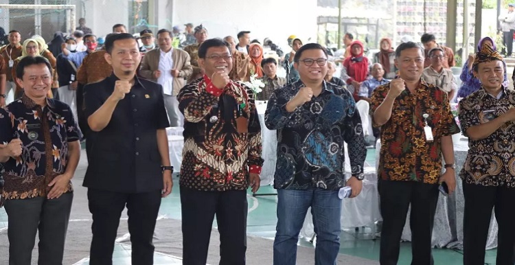 Anggota DPRD Kota Bandung, Rendiana Awangga mendorong adanya pemerataan pembangunan infrastruktur dalam hasil Musyawarah Perencanaan Pembangunan (Musrenbang). Hal tersebut, disampaikannya pada Musrenbang Kecamatan Mandalajati yang juga dihadiri Anggota DPRD Kota Bandung H. Andri Rusmana, S.Pd.I., di Kantor Kecamatan Mandalajati, Kota Bandung, Jumat (10/2/2023). "Untuk infrastruktur diharapkan merata pembangunannya, terutama di daerah-daerah perbatasan," katanya.