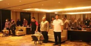 Mabes Polri bersama Dewan Pers menggelar sosialisasi peran kerjasama dalam rangka perlindungan kemerdekaan pers pada momentum Hari Pers Nasional (HPN) 2023, Selasa (7/2). Bertempat di Hotel Santika Dyandra acara sosialisasi itu diselenggarakan oleh Dewan Pers dan dihadiri Kadivhumas Polri Irjen Pol Dedi Prasetyo mewakili Kapolri, Karowasiddik Bareskrim Polri Brigjen Pol Iwan Kurniawan, Prof Bagir Manan, Kabidhumas Polda Sumut Kombes Hadi Wahyudi, serta pejabat Dewan Pers lainnya. Kadivhumas Polri, Irjen Pol Dedi Prasetyo mengatakan Polri mendukung perlindungan kemerdekaan pers. “Peran pers sebagai pilar ke empat sangat mempunyai peran yang sangat signifikan dalam pembangunan nasional. Melalui pers, informasi terkait pembangunan dapat terdistribusi dengan mudah dan cepat dan eksponensial,” katanya membacakan amanat Kapolri Jenderal Pol Listyo Sigit Prabowo.