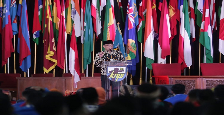 Gubernur Jawa Barat Ridwan Kamil menghadiri Rapat Kerja Nasional (Rakernas) Komite Nasional Pemuda Indonesia (KNPI) dan Musyawarah Agung Raja dan Sultan di Gedung Merdeka, Kota Bandung, Jumat (3/2/2023). Kang Emil --sapaan Ridwan Kamil-- meminta kepada para pemuda, termasuk Sultan dan Raja, yang hadir dalam rakernas tersebut merumuskan gagasan besar untuk menjadikan Indonesia sebagai negara adidaya. "Kalau Anda sudah memakai Gedung Merdeka, harus lahir gagasan-gagasan besar. Tidak boleh gagasan-gagasan biasa. Di sini (Gedung Merdeka) harus lahir sebuah perubahan, sebuah sikap, sebuah konsepsi tentang masa depan yang besar," ucap Kang Emil.