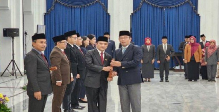 Gubernur Jawa Barat Ridwan Kamil melantik 206 pegawai negeri sipil yang dimutasi, dirotasi, dan dipromosikan dalam jabatan tertentu. Ke-206 PNS yang dilantik terdiri dari sembilan pejabat tinggi pratama atau eselon II, 131 pejabat administrator, dan 66 jabatan pengawas. "Semua ini hasil dari pengejewantahan dan penerapan sistem merit dan manajemen talenta yang telah mendapatkan penghargaan terbaik di Indonesia," ujar Ridwan Kamil saat pengukuhan dan pengambilan sumpah jabatan di Gedung Sate Bandung, Jumat (24/2/2023).