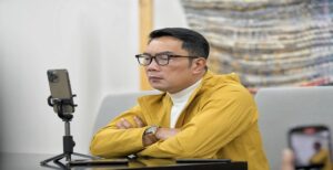 Gubernur Jawa Barat Ridwan Kamil memantau kondisi warga Jabar yang terdampak bencana gempa bumi Turki via video call (panggilan video) di Jakarta, Kamis (9/2/2023). Dalam video call tersebut, Kang Emil --sapaan Ridwan Kamil-- berbincang dengan Muhammad Farid Hilmi (Kabupaten Bandung), Fariz Fauzi Anshari (Kota Bandung), Muhammad Kemal (Purwakarta), Hilmi Abdul Azis (Bandung Barat), dan Muhammad Khalid (Kota Bandung). Mereka merupakan mahasiswa Gaziantep University. "Kondisi kalian sekarang bagaimana? Apa yang dibutuhkan untuk saat ini?" tanya Kang Emil.