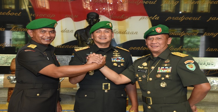 Pangdam III/Slw, Mayjen TNI Kunto Arief Wibowo, S.I.P., memimpin acara Serah Terima Jabatan (Sertijab) dan Tradisi Pindah Satuan Pejabat Kodam III/Siliwangi di Ruang Silihwangi Makodam III/Slw, Jalan Aceh No.69 Kota Bandung, Jawa Barat, Selasa (7/2/2023). Pejabat yang melaksanakan sertijab adalah Brigjen TNI Widjanarko, S.Sos. Kasdam lll/Slw digantikan oleh Brigjen TNI Agus Saepul, S.Sos., M.M., yang semula sebagai Dirsen Pussenif. Selanjutnya Brigjen TNI Widjanarko, S.Sos. menduduki jabatan baru sebagai Pa Sahli Tk.III Kasad Bidang Intekmil dan Siber. Sementara itu pejabat yang menyerahkan tugas dan tanggung jawab jabatan kepada Pangdam III/Siliwangi adalah Kolonel Inf Opan Sopandi, S.E., M.M., Pamen Ahli Bidang Hukum dan Humaniter Sahli Pangdam III/Siliwangi, yang selanjutnya menjadi Kapoksahli Danpusterad.