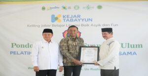 Wakil Gubernur Jawa Barat Uu Ruzhanul Ulum membuka kegiatan edukasi anti hoaks bertajuk Keliling Jabar Belajar Literasi Baik Asyik dan Fun atau Kejar Tabbayun di Pesantren Syamsul Ulum, Kota Bandung, Jumat (10/2/2023). Pak Uu –sapaan Uu Ruzhanul Ulum—mengatakan, kegiatan ini menjadi salah satu upaya Pemda Provinsi Jabar dalam memperkuat saber (sapu bersih) hoaks kepada masyarakat, juga sebagai komitmen implementasi Perda Provinsi Jabar Nomor 1 Tahun 2021 tentang Fasilitasi Penyelenggaraan Pesantren. Kali ini edukasi saber hoaks melibatkan pesantren karena menurutnya dengan kemajuan teknologi melalui gawai, santri pun tidak terlindungi secara penuh dari bahaya hoaks.