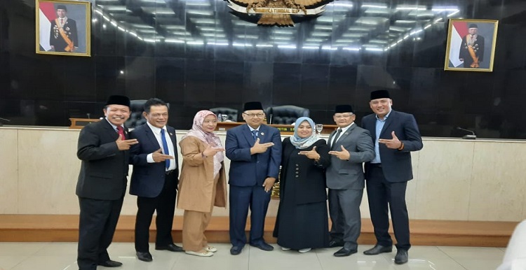 Dewan Perwakilan Rakyat Daerah (DPRD) Provinsi Jawa Barat menggelar Rapat Paripurna Pengucapan Sumpah/Janji Anggota DPRD Provinsi Jawa Barat Pengganti Antar Waktu (PAW) Sisa Masa Jabatan 2019-2024 H. Enjang Tedi, S.Sos dari Fraksi Partai Amanat Nasional, daerah pemilihan (dapil) Jabar XIV (Kab Garut), Senin(6/3/2023). Pengambilan sumpah/janji dimpimpin langsung oleh, Wakil Ketua DPRD Provinsi Jawa Barat H. Oleh Soleh, S.H. Enjang Tedi dilantik sebagai Anggota DPRD Provinsi Jawa Barat menggantikan Anggota DPRD Provinsi Jawa Barat Fraksi Partai Amanat Nasional Ade Kaca. “Kita bersyukur ke-hadirat Allah SWT karena atas ridho dan perkenan-nya, acara pengambilan sumpah dan janji dapat berjalan dengan lancar, tertib dan khidmat sesuai dengan rencana dan harapan kita bersama”ucap Oleh Soleh.