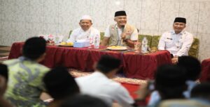 Gubernur Jawa Tengah Ganjar Pranowo menyerahkan bantuan Pembangkit Listrik Tenaga Surya ( PLTS) Rooftop senilai Rp 60 juta untuk Pondok Pesantren Darul Falah Jekulo, Kabupaten Kudus, Jumat 3 Februari. Bantuan ini diharap jadi stimulan bagi kelompok masyarakat untuk memulai transisi energi. Perwakilan ponpes, KH Muh Jazuli mengatakan kehadiran orang nomor satu di Jawa Tengah itu telah dinantikan para santri, sejak pagi. Ia pun senang karena Ganjar datang bahkan memberikan bantuan. “Santri di sini jumlahnya ada sekitar 1.000, putra dan putri. Kami sangat berterima kasih dan bersyukur diampiri, disilaturrahimi orang nomor satu Jawa Tengah dan Kudus ini kebahagiaan bagi keluarga besar pesantren. Ini kebersamaan ulama umaro, inilah contohnya. Terima kasih atas kehadirannya, semoga jadi berkah untuk kita semuanya,” katanya.