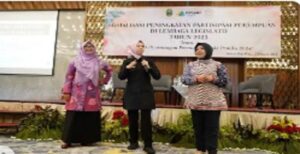 Pimpinan dan Anggota DPRD Provinsi Jawa Barat menghadiri acara Sosialisasi Peningkatan Partisipasi Perempuan di Lembaga Legislatif dengan Tema “Strategi Pemenangan Perempuan pada Pemilu 2024”, bertempat di Mason Pine Hotel, Jum'at (3/3/2023). Sebagai narasumber pada kegiatan tersebut Wakil Ketua DPRD Jawa Barat Dr.Hj. Ineu Purwadewi Sundari mengatakan, saat ini keterwakilan perempuan yang menjadi anggota DPRD Jabar sebesar 22,5 persen. Hal ini masih di bawah 30%. Bahkan untuk wilayah kabupaten kota di Jabar keterwakilan perempuan mencapai angka 19%. Untuk itu, dalam menghadapi pemilu 2024, agar partisipasi perempuan dapat meningkat maka Kaukus Parlemen Perempuan (KPP) Jawa Barat terpanggil untuk melakukan sosialisasi kepada para perempuan dalam dunia politik.