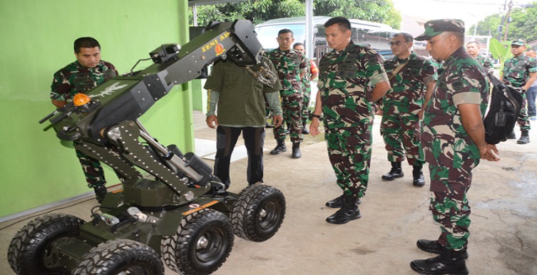 Teror bom pernah beberapa kali terjadi di sebagian wilayah NKRI. Selama ini teknik penjinakan bom dan bahan peledak lainnya di Indonesia banyak mengandalkan keahlian manusia, sehingga mengandung resiko yang sangat besar bagi keselamatan. Untuk mengurangi resiko tersebut, beberapa pihak termasuk perusahaan terus berupaya mengembangkan robot penjinak bom. Seperti halnya PT. Anugerah Nityasa Prabawa, sebuah perusahaan lokal yang mengembangkan Robot Kalajengking. Pangdam III/Siliwangi Mayjen TNI Kunto Arief Wibowo sangat inten dengan berbagai hal yang berkaitan dengan inovasi teknologi tepat guna. Maka dilakukan peninjauan terhadap inovasi Robot Kalajengking di PT. Anugerah Nityasa Prabawa Jl. Mega Murni No. 5 Sukaraja Kota Bandung Jabar, Senin (20/03/2023).