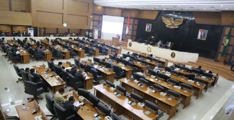 Dewan Perwakilan Rakyat Daerah Provinsi Jawa Barat Gelar Rapat Paripurna Dengan Agenda Penyampaian Nota Pengantar Terhadap LKPJ Gubernur Akhir Tahun Anggaran 2022 dan Pembentukan Pansus I Pembahasan LKPJ Gubernur Akhir Tahun 2022. Rapat Paripurna dipimpin oleh Wakil Ketua DPRD Provinsi Jawa Barat drh.H. Achmad Ru'yat, M.Si. bersama Dr.Hj. Ineu Purwadewi Sundari,S,Sos,. MM dan H.Oleh Soleh,SH bertempat di ruang paripurna DPRD Jabar Jln Diponegoro no 27 Kota Bandung. Senin, (27/03/2023). Gubernur Jawa Barat Ridwan Kamil,di hadapan anggota dewan mengatakan, sepanjang tahun 2022 banyak pencapaian pembangunan di berbagai sektor.