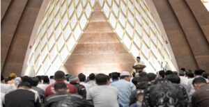 Gubernur Jawa Barat Ridwan Kamil mengumumkan peresmian Galeri Rasulullah Masjid Raya Al Jabbar pada Senin (27/3/2023), pekan depan. "Dengan ini saya umumkan, insyaallah hari Senin, Galeri Rasulullah (diresmikan) terkait sejarah Islam, lahirnya Islam, sejarah Islam di dunia maupun Indonesia," kata Ridwan Kamil saat memberikan sambutan pada pelaksanaan salat Tarawih bersama Forkopimda Jawa Barat di Masjid Raya Al Jabbar, Kota Bandung, Jumat (24/3/2023). Penempatan Galeri Rasulullah terletak di rubanah Masjid Raya Al Jabbar, yang menyajikan informasi mengenai sejarah kehidupan Rasulullah dan penyebaran Islam ditampilkan dengan memanfaatkan teknologi digital.