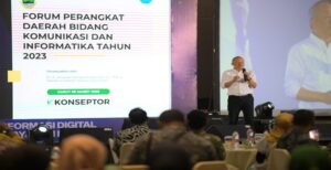 Sekretaris Daerah Provinsi Jawa Barat Setiawan Wangsaatmaja menghadiri Forum Perangkat Daerah Bidang Komunikasi dan Informatika Se-Jabar di Hotel Santika Garut, Senin (6/3/2023). Sekda Setiawan mengisyaratkan bahwa transformasi digital pada pelayanan publik merupakan keniscayaan, juga terkait pengembangan sistem teknologi informasi (TI) yang adaptif terhadap tuntutan masyarakat, yang secara demografi saat ini didominasi generasi Y dan Z. Menurutnya, disrupsi digital saat ini menuntut pelayanan publik yang dinamis, maka transformasi digital diharapkan mampu menopang perubahaan kebutuhan layanan publik tersebut.