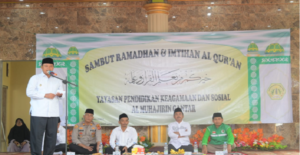 Wakil Gubernur Jawa Barat Uu Ruzhanul Ulum mengajak umat Islam mengisi bulan Ramadan 1444 Hijriah dengan kegiatan ukhrowi atau yang bersifat mengingat akhirat. "Bulan Ramadan agar banyak diisi kegiatan yang bersifat religius seperti salat berjamaah, salat tarawih, baca Al Qur'an di setiap masjid, kultum subuh termasuk juga dengan kegiatan yang menambah amalan pahala lainnya," ujar Uu Ruzhanul Ulum. Panglima Santri Jabar juga mengingatkan masyarakat agar menjaga kesucian bulan Ramadan. "Jangan sampai (Ramadan) dinodai kegiatan yang bertentangan dengan agama," kata Uu saat memberikan tausiyah pada acara Sambut Ramadan dan Imtihan Al Qur'an di Pondok Pesantren Al Muhajirin, Gantar, Kabupaten Indramayu, Minggu (19/3/2023).