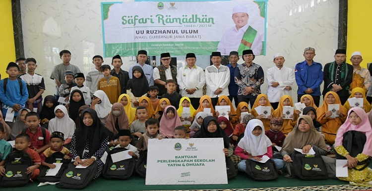 Wakil Gubernur Jawa Barat Uu Ruzhanul Ulum melakukan Safari Ramadan di Masjid Al Faidzin Perum Pilar Mas Asri, Kabupaten Bekasi, Kamis (23/3/2023). Ia menuturkan pentingnya silaturahmi sebagai salah satu pelaksanaan ibadah dalam berinteraksi sosial. Safari Ramadan yang digelar pun bertujuan untuk silaturahmi seorang pemimpin dan masyarakat dalam menjalin hubungan kedekatan emosional meningkatkan kesejahteraan.