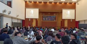 Universitas Sangga Buana (USB) YPKP Bandung menggelar kegiatan International Guest Lecture yang menghadirkan dua narasumber dosen dan peneliti dari Universitas INTI International Malaysia, Dr Deshinta Arrova Dewi, dan Dr Tri Basuki Kurniawan dari Universitas Kebangsaan Malaysia serta narasumber tuan rumah Dr (C) Nina Lestari yang dilaksanakan di Gedung Serbaguna USB, Jl. PHH Mustofa, Kota Bandung, Jumat (3/3/2023). Kegiatan yang mengangkat tema 'Understanding the Future : The Power of Big Data , Data Science, and Artificial Intelegence in Reshaping our Lives' tersebut, dihadiri dan dibuka oleh Rektor USB Dr Didin Saepudin, Dekan Teknik USB Slamet Ristanto, S.T, M.Kom., dan diikuti secara luring tidak hanya mahasiswa Teknik Informatika, namun juga ratusan mahasiswa lainnya dari FISIP serta Manajemen. Pada kesempatan sambutannya, Rektor USB Dr Didin Saepudin mengimbau mahasiswa yang hadir untuk bisa menyerap paparan materi yang disampaikan oleh para narasumber untuk menambah wawasan keilmuan untuk bekal pada era perubahan data digital yang kini sedang berkembang.