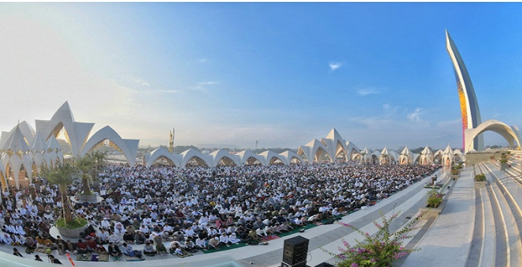 Antusiasme masyarakat yang datang ke Masjid Raya Al Jabbar di kawasan Gedebage, Kota Bandung relatif tinggi pasca Lebaran 2023. Berdasarkan pantauan, selain dari kawasan Bandung Raya, mereka yang datang ke Masjid Raya Al Jabbar (MRAJ) juga berasal dari berbagai daerah di Jabar serta dari provinsi lain di Pulau Jawa maupun luar Pulau Jawa. Wakil Sekretaris DKM Masjid Raya Al Jabbar Dewi Sartika mengatakan, berdasarkan data dari tanggal 22-26 April 2023, jumlah pengunjung ke MRAJ 124.758 orang, jumlah tertinggi pada hari Senin (24/4/2023), yakni sebanyak 33.606 orang. Rata-rata jumlah pengunjung per hari setelah Lebaran sebanyak 22.061 orang (22-27 April) sedangkan sebelum Lebaran rata-rata sebanyak 3.507 orang (15-21 April).