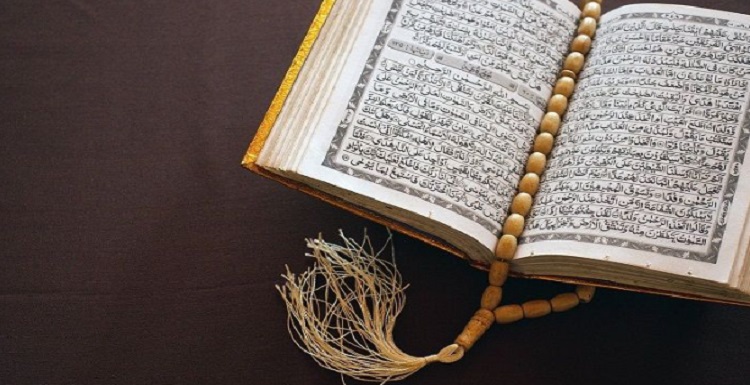 Membaca Ayat Kursi menjadi satu amalan yang punya banyak keutamaan. Ayat kursi terdapat pada surat Al Baqarah ayat 255. Dalam sebuah hadits, Rasulullah SAW menyebutkan bahwa Ayat Kursi menjadi ayat paling utama dalam Al-Qur'an. Abu Hurairah berkata bahwa Rasulullah SAW bersabda, "Di dalam surat Al-Baqarah ada satu ayat yang menjadi kepala kepada semua ayat-ayat Al-Qur'an, tidak dibaca ayat itu di dalam rumah yang ada setan di dalamnya melainkan ia keluar daripada rumah itu yaitu ayat kursi."