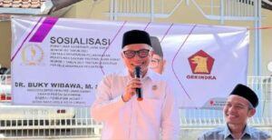 Anggota DPRD Provinsi Jawa Barat Daerah Pemilihan I (Kota Bandung dan Kota Cimahi) Dr. Buky Wibawa Karya Guna., M.Si Melaksanakan Kegiatan Penyebarluasan Peraturan Daerah (Perda) Provinsi Jawa Barat tentang Perda Nomor 1 Tahun 2021 tentang Fasilitasi Penyelenggaraan Pesantren, yang bertempat di RW 03 Kel. Pasirbiru, Kec. Cibiru, Senin, (03/04/2023). Buky Wibawa Karya Guna menuturkan, salah satu hal penting dalam Perda Tentang Fasilitasi Penyelenggaraan Pesantren disebutkan, peran Pemerintah Daerah Provinsi Jawa Barat dalam memfasilitasi pondok pesantren. Mulai dari sarana dan prasarana hingga pembinaan pondok pesantren. “Dengan adanya Perda Tentang Fasilitasi Penyelenggaraan Pesantren ini (diharapkan) fasilitas (sarana dan prasarana) pondok pesantren meningkat, adanya perhatian lebih dalam pembinaan dan pemberdayaan pondok pesantren yang ada di Jawa Barat,” tutur Buky Wibawa Karya Guna Sekretaris Fraksi Fraksi Gerindra Persatuan DPRD Provinsi Jawa Barat ini.