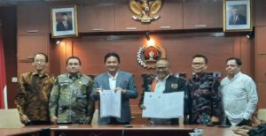 Persatuan Wartawan Indonesia (PWI) bersama Dewan Kehormatan Penyelenggara Pemilu (DKPP) menyepakati nota kesepahaman atau memorandum of understanding (MoU) tentang sosialisasi, publikasi, edukasi, dan diseminasi Kode Etik Penyelenggara Pemilu (KEPP). MoU ditandatangani oleh Ketua DKPP Heddy Lugito dan Ketua Umum PWI Atal S. Depari di markas PWI Pusat, Jakarta Selatan, Kamis (6/4/2023). Ketua Umum PWI Atal S. Depari menyatakan pihaknya merasa terhormat bisa meneken MoU ini karena DKPP adalah lembaga yang penting dalam menjaga kualitas demokrasi Indonesia.