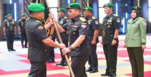 Kepala Staf Angkatan Darat (Kasad) Jenderal TNI Dr. Dudung Abdurachman memimpin Serah Terima Jabatan (Sertijab) Empat Jabatan strategis di lingkungan TNI Angkatan Darat yang digelar di Aula A.H Nasution, Markas Besar Angkatan Darat (Mebesad), Jakarta, Jumat (28/4/2023) Empat jabatan yang diserahterimakan terdiri dari jabatan Asisten Operasi (Asops) Kasad dari Mayjen TNI Ainurrahman kepada Mayjen TNI Dian Sundiana, S.E., M.M., Pangdam XII/Tanjungpura dari Mayjen TNI Sulaiman Agusto, S.I.P., M.M., kepada Mayjen TNI Iwan Setiawan, S.E., M.M., Danjen Kopassus dari Mayjen TNI Iwan Setiawan, S.E., M.M., kepada Mayjen TNI Deddy Suryadi, S.I.P., serta jabatan Direktur Hukum TNI AD (Dirkumad) dari Brigjen TNI Tetty Melina Lubis, S.H, M.H, kepada Brigjen TNI Dr. Ateng Karsoma, S.H., M.Kn. Dalam amanatnya, Kasad menegaskan pergantian pejabat di lingkungan TNI AD merupakan bagian dari sistem pembinaan organisasi guna penyegaran pemikiran dalam rangka meningkatkan kualitas kinerja dan produktivitas organisasi serta pengembangan karir bagi perwira yang bersangkutan.