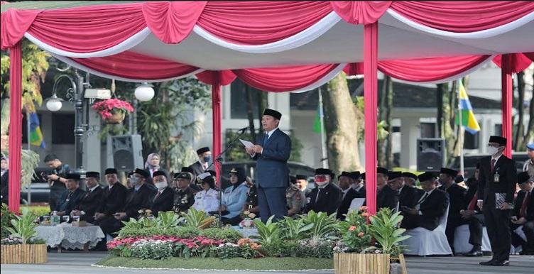 Aparatur Pemerintah Kota (Pemkot) Bandung harus terus fokus meningkatkan kesejahteraan rakyat dengan cara meningkatkan angka Indeks Pembangunan Manusia (IPM), menurunkan angka kemiskinan, meningkatkan konektivitas serta akses infrastruktur yang baik. "Lakukan terobosan dan inovasi untuk menggali berbagai potensi yang dapat memberikan nilai tambah. Di sini pembuktian kemampuan leadership dan entrepreneurship (kewirausahaan) untuk menangkap peluang yang ada," kata Plh Wali Kota Bandung, Ema Sumarna. Ema mengungkapkan hal itu saat membacakan amanat Menteri Dalam Negeri pada peringatan ke-17 Hari Otonomi Daerah di Balai Kota Bandung, Kamis 27 April 2023.