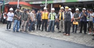 Gubernur Jawa Barat Ridwan Kamil melakukan inspeksi mendadak perbaikan jalan di Jl. Sumber, Kabupaten Cirebon, Minggu (2/4/2023). Dalam sidak tersebut, Kang Emil --sapaan Ridwan Kamil-- menuturkan bahwa ada tujuh pekerjaan perbaikan jalan provinsi di Kabupaten dan Kota Cirebon. "Untuk Kabupaten Cirebon dan Kota Cirebon, total ada tujuh pekerjaan dari yang rusak berat, termasuk perapihan, pengaspalan, dan peningkatan, itu semua dilakukan," kata Kang Emil.