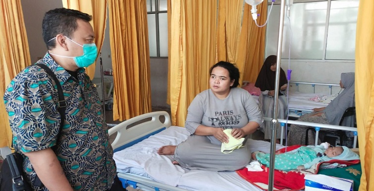 Anggota Komisi V DPRD Provinsi Jawa Barat yang membidangi Kesejahteraan Rakyat (Kesra), H. Enjang Tedi, S.Sos., M.Sos menyambangi anak bayi usia tiga bulan warga Kecamatan Selaawi Kabupaten Garut yang terdiagnosa menderita gagal tumbuh. Legislator dari Partai Amanat Nasional (PAN) Enjang Tedi mengungkapkan dirinya menjenguk pasien Ahmad Jalaludin tersebut di RSUD dr. Slamet Kabupaten Garut. Lebih lanjut dikatakan politisi partai berlambang matahhari putih ini,dari pantauannya bahwa kondisi anak tersebut saat ini sudah jauh lebih baik dibandingkan dengan pertama kali masuk RSUD,ungkapnya di Garut, Ahad(30/4/2023).