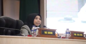 DPRD Jawa Barat resmi menutup Masa Sidang II Tahun Anggaran 2022/2023, sekaligus membuka Masa Sidang III tahun 2022/2023 dalam Rapat Paripurna, Bandung, Jumat (28/4/2023). Sidang penutupan sekaligus pembukaan masa sidang tersebut dipimpin oleh Wakil Ketua DPRD Jawa Barat Dr. Hj. Ineu Purwadewi Sundari, S.Sos., MM, dan dihadiri oleh Wakil Gubernur Jabar H. Uu Ruzhanul Ulum, S.E.