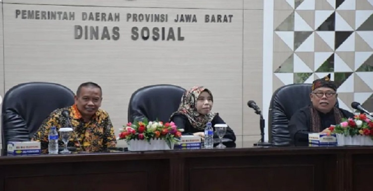 Pansus I DPRD Provinsi Jawa Barat mengkritisi masalah pendataan Data Terpadu Kesejahteraan Sosial (DTKS) yang kerap bermasalah dalam pembahasan LJPK Gubernur Jawa Barat tahun anggaran 2022. Hal tersebut disampaikan oleh Pansus I DPRD Provinsi Jawa Barat saat rapat koordinasi dengan Dinas Sosial, Kamis (27/4/2023) Ketua Pansus I DPRD Jabar, Jajang Rohana, mengatakan DTKS kerap menjadi masalah ketika ada bantuan dari pemerintah. Masalah tersebut biasanya berkaitan dengan adanya orang miskin tidak masuk data, sehingga tidak mendapat bantuan. Di samping itu, masih terdapat juga orang yang sudah mampu namun masih tercatat dalam DTKS sehingga terus mendapat bantuan dari pemerintah.