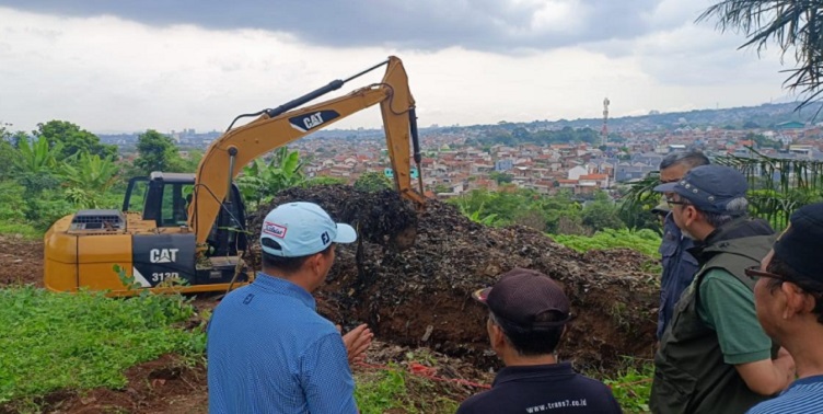 Warga RW 03 Kelurahan Jatihandap Kecamatan Mandala Jati Slamet siap membantu dan memaklumi jika di daerahnya menjadi Tempat Pembuangan Akhir (TPA) sementara. Hal tersebut diungkapkan Ketua Rw 09 Kelurahan Jatihandap Kecamatan Mandala Jati Slamet Riyadi bertemu Plh Wali Kota Bandung Ema Sumarna, Sabtu 29 April 2023. Ema berkunjung ke lokasi tersebut untuk meninjau tempat yang akan dijadikan TPA darurat. "Alhamdulillah masyarakat di RW 03 secara khusus dan RW 14 secara umum, siap membantu dan memaklumi kegawatdaruratan ini. Terutama yang melewati Jalan Abdul Hamid ini," kata Slamet. Sementara itu, Plh Wali Kota Bandung, Ema Sumarna mengatakan, lahan yang akan dijadikan TPA darurat memiliki luas 3,9 hektar. Lahan ini akan digunakan sambil menunggu normalisasi TPA Sarimukti.