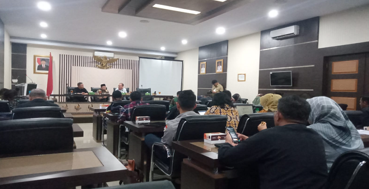 Pimpinan dan Anggota Pansus III DPRD Provinsi Jabar melaksanakan kunjungan kerja (kunker) Ke Dinas ESDM Pemerintah Kabupaten Garut dalam studi banding terkait pembahasan Raperda. Kamis, (27/04/2023). Kunker ini di pimpin Wakil Ketua Pansus III H. M. Achdar Sudrajat, S.Sos mengatakan kunker ini dalam rangka Pembahasan Raperda Perubahan Kedua Atas Peraturan Daerah Provinsi Jawa Barat Nomor 3 Tahun 2011 tentang Penyelenggaraan Perhubungan dan Perubahan Kedua Atas Peraturan Daerah Provinsi Jawa Barat Nomor 21 Tahun 2014 tentang Penyelenggaraan Ketenagalistrikan,ungkap Politisi senior Partai Demokrat ini saat di minta tanggapannya di DPRD Provinsi Jabar Jl.Diponegoro no 27 Kota Bandung.Rabu (27/04/2023).