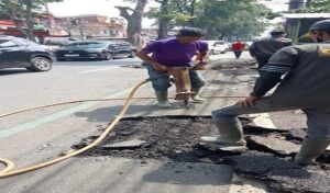 Dinas Sumber Daya Air dan Bina Marga (DSDABM) Kota Bandung melakukan penanganan perbaikan jalan amblas di Jalan Cihampelas, Tamansari Kecamatan Bandung Wetan, Kamis 27 April 2023. Sebelumnya, jalan amblas di kawasan ini dilaporkan warga dapat menimbulkan kecelakaan bagi pengendara roda dua. Melansir data laporan di unggahan akun Instagram Bandung Siaga 112, penanganan dilakukan pukul 11.49 WIB.