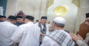 Pemerintah Kota (Pemkot) Bandung merayakan Idulfitri 1444 H di hari Sabtu, 22 April 2023. Pelaksana Harian Wali Kota Bandung, Ema Sumarna berharap, Idulfitri 1444 H ini menjadi momentum untuk memperbaiki diri. Terutama agar dapat membawa Kota Bandung menjadi lebih baik lagi. Hal itu Ema lontarkan usai Salat Idulfitri di Masjid Al Ukhuwah, Jalan Wastukancana Kota Bandung, Sabtu 22 April 2023.