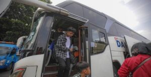 Sebanyak 10.196 orang tercatat sudah kembali ke Kota Bandung atau sekitar 45 persen dari data keberangkatan dari Terminal Cicaheum. Kedatangan mereka diketahui saat pulang ke Kota Bandung melalui Terminal Cicaheum hingga Kamis 23 April 2023. Hal tersebut diungkapkan Kepala Terminal Cicaheum Roni Hermanto di Bandung. Ia menyebut pemudik yang gunakan jasa bus di Terminal Cicaheum sudah turun "Karena penumpang sudah berangsung turun di jalan sebelum terminal, atau di pool bus masing-masing," kata Roni.