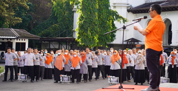 Sebagai perusahaan penyedia jasa kurir, logistik dan keuangan, Pos Indonesia berkomitmen untuk memberikan jasa layanan prima kepada masyarakat. Menjelang datangnya Hari Raya Idul Fitri 1444 H diperirakan akan terjadi peningkatan traffic pada proses First Mile, Middle Mile dan Last Mile. Untuk memenuhi komitmen ini Pos Indonesia telah menyusun panduan operasional untuk menunjang operasional pada masa peak season. Direktur Operasi dan Digital Service Pos Indonesia Hariadi menyampaikan bahwa layanan pos akan tetap buka dan beroperasi selama libur Lebaran. “Pada masa cuti bersama dan libur Hari Raya Lebaran 19-25 April 2023 kami tetap beroperasi dan melayani layanan kurir dan logistik serta layanan jasa keuangan,” Tegas Hariadi.