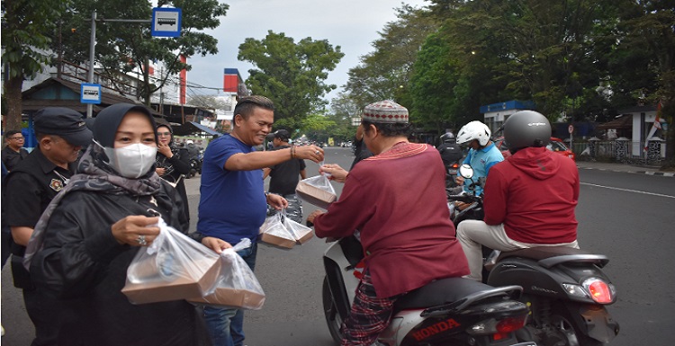 Ramadhan sebagai bulan penuh keberkahan, karena setiap amal yang dilakukan niscaya akan dilipatgandakan pahalanya oleh Allah SWT. Oleh sebab itulah banyak organisasi, kelompok maupun warga berlomba-lomba melakukan amalan dengan menebar kebaikan. Tak terkecuali Persatuan Wartawan Indonesia (PWI) bersama Ikatan Keluarga Wartawan Indonesia (IKWI) Kota Bandung melakukan hal yang sama. Bertagline PWI & IKWI Berbagi, sebanyak 500 paket makanan siap santap secara gratis dibagikan kepada para pengendara jalan serta warga yang melintas di Jalan Ahmad Yani Kota Bandung, Jumat 31 Maret 2023.