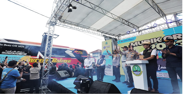 Gubernur Jawa Barat Ridwan Kamil melepas program Mudik Gratis Pemda Provinsi Jawa Barat di Terminal Cicaheum, Kota Bandung, Minggu (16/4/2023). Dalam kegiatan tersebut, Kang Emil --sapaan Ridwan Kamil-- memastikan perjalanan mudik tahun ini di wilayah Jawa Barat lebih lancar karena ada ratusan posko mudik untuk menjaga arus lalu lintas. "Selamat mudik, didoakan selamat sampai tujuan. Kendaraan tolong dicek, kesehatan yang akan mudik tolong dicek. Insyaallah selamat sampai tujuan," kata Kang Emil.