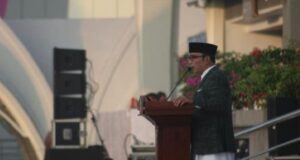 Gubernur Jawa Barat Ridwan Kamil bersama ribuan jamaah melaksanakan sholat Idul Fitri 1444 hijriah di Masjid Raya Al Jabbar Jl. Cimencrang No.14, Cimenerang, Kec. Gedebage, Kota Bandung pada Sabtu (22/4/2023). Dalam sambutannya Ridwan Kamil menyebut beberapa keberhasilan kinerjanya, dan kembali melontarkan pamitan mengingat akan berakhirnya masa jabatannya di bulan September 2023 ini. "Kami akan pamit sebagai gubernur Jabar,"ujarnya.