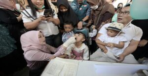 Gubernur Jawa Barat Ridwan Kamil membawa anaknya, Arkana Aidan Misbach (4), ke posyandu untuk imunisasi polio. Ridwan Kamil didampingi istri Atalia Praratya tiba pukul 8 pagi di Posyandu Hapsari Melati 2, Warung Muncang, Kota Bandung, Kamis (6/4/2023). Arkana tampak ceria dan antusias mengikuti imunisasi guna mencegah kelumpuhan fisik. Ridwan Kamil kemudian meneteskan sendiri vakin polio tetes ke mulut Arkana yang dipandu kader posyandu. Arkana pun tak kesulitan menerima vaksin karena memang rasanya manis. "Tadi saya sendiri yang memvaksin polio tetes ke Arkana," ucap Ridwan Kamil.