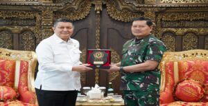 Panglima TNI Laksamana TNI Yudo Margono, S.E., M.M. menerima kunjungan Kepala Badan Nasional Penanggulangan Terorisme Republik Indonesia (BNPT RI) Komjen Pol. Prof. Dr. H. Rycko Amelza Dahniel, M.Si., bertempat di Mabes TNI, Cilangkap, Jakarta Timur, Jumat (28/4/2023). Pertemuan membahas persiapan pengamanan pelaksanaan Konferensi Tingkat Tinggi (KTT) ASEAN di Labuan Bajo, Provinsi Nusa Tenggara Timur (NTT) yang akan berlangsung pada 9-11 Mei 2023 mendatang.